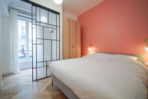 2 bedrooms, desk, iron/ironing board, WiFi