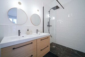Combined shower/tub, hair dryer, towels