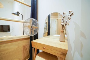 1 dormitorio, tabla de planchar con plancha, wifi y ropa de cama