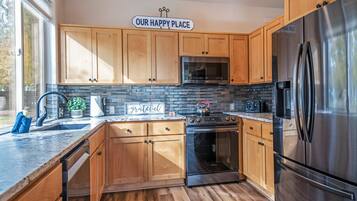 House, Multiple Beds (Whispering Creek) | Private kitchen