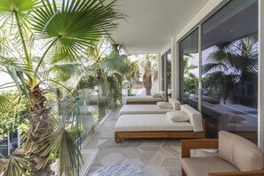 Terrace/patio - FIVE Palm Beachfront Villa -Private Pool & Jacuzzi (Dubai)