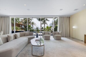 TV, stereo - FIVE Palm Beachfront Villa -Private Pool & Jacuzzi (Dubai)