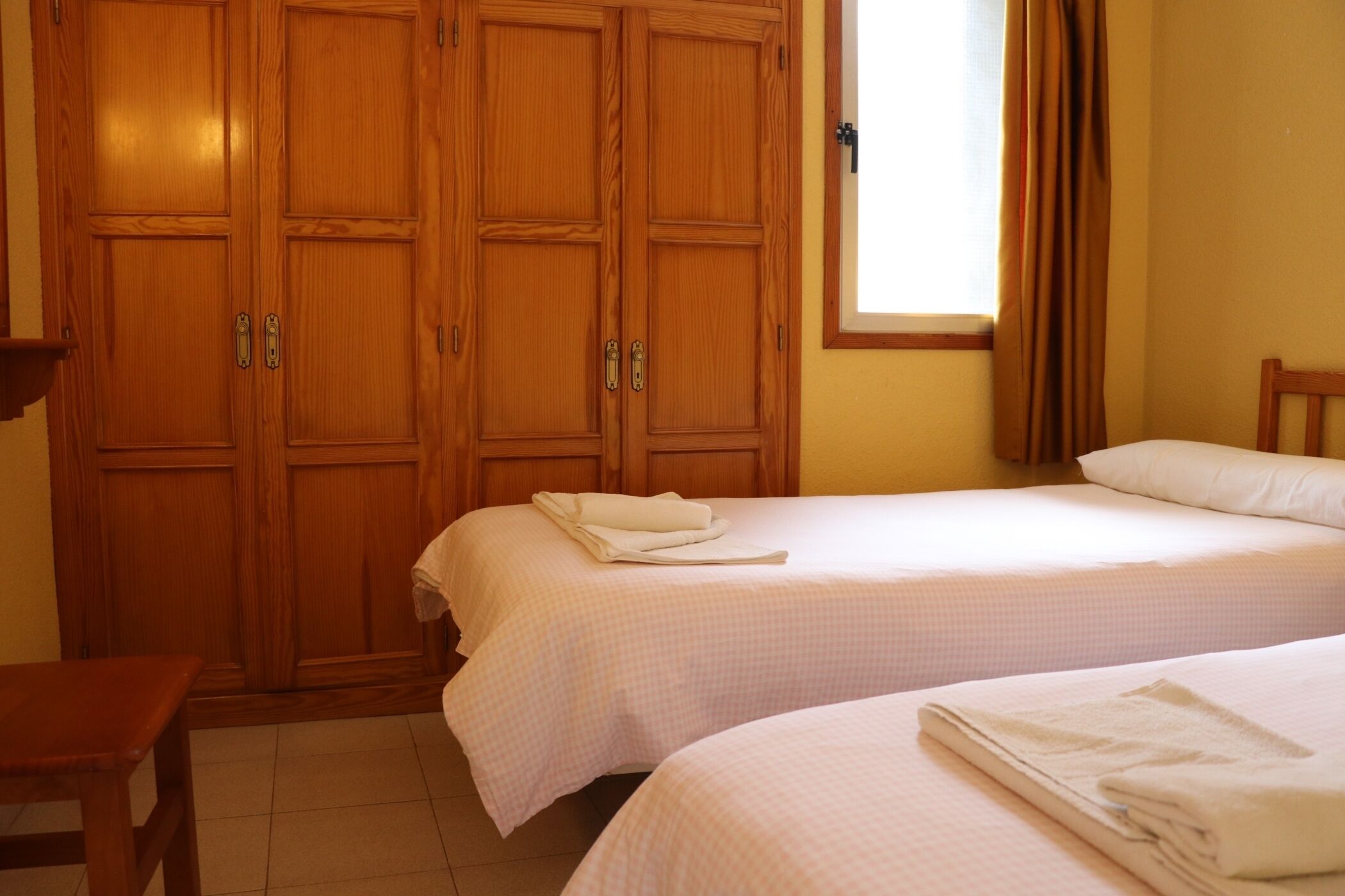 2 bedrooms, internet, bed sheets