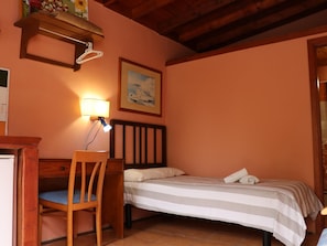 1 bedroom, bed sheets - Casa El Comisario - Single Apartment (El Tanque)