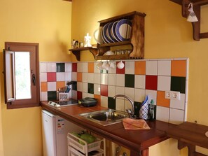 Réfrigérateur, grille-pain, batterie de cuisine, vaisselle et ustensiles