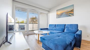Apartment (73 with sea view) | Living area | Flat-screen TV