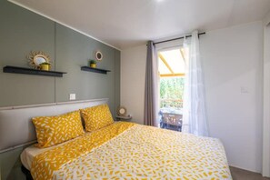 2 bedrooms, iron/ironing board, travel crib, free WiFi