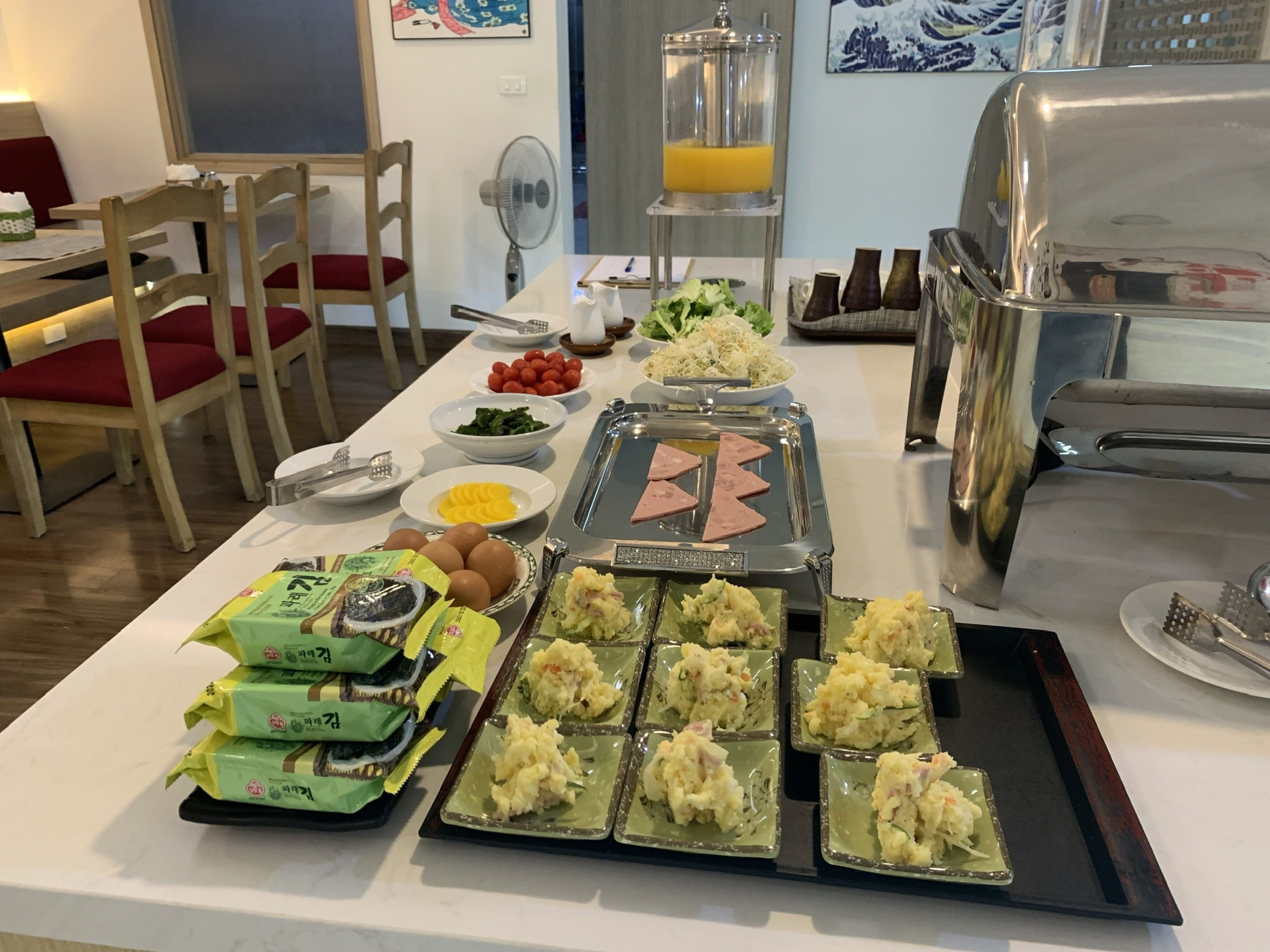 Daily buffet breakfast for a fee
