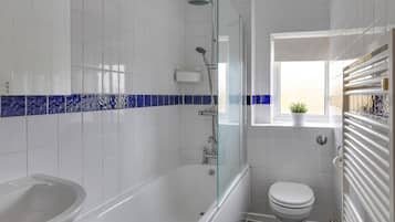 Comfort Apartment | Bathroom | Combined shower/bathtub, free toiletries, hair dryer, towels