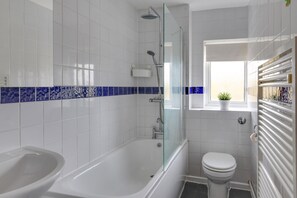 Apartamento Confort | Baño | Ducha y bañera combinadas y artículos de higiene personal gratuitos