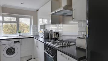 Comfort Apartment | Private kitchen | Fridge, microwave, oven, stovetop