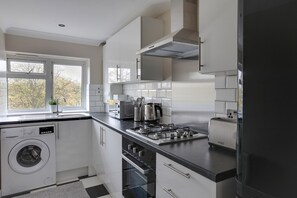 Comfort Apartment | Private kitchen | Fridge, microwave, oven, stovetop - BookedUK - Bright flat in Harlow (Harlow)