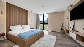 2 habitaciones, escritorio y tabla de planchar con plancha