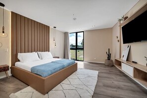 2 sovrum, skrivbord, strykjärn/strykbräda och resesäng