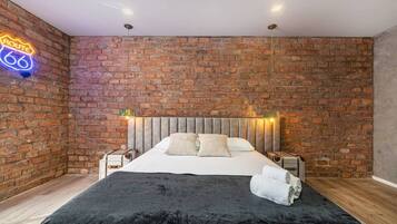 2 habitaciones, escritorio y tabla de planchar con plancha