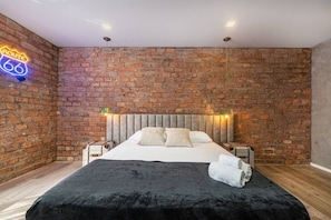 2 chambres, bureau, fer et planche Ă repasser, lit parapluie