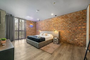 2 slaapkamers, een bureau, een strijkplank/strijkijzer, reisbedje