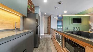 Frigorífic, microones, forn i placa de cuina