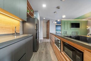 Frigorífic, microones, forn i placa de cuina