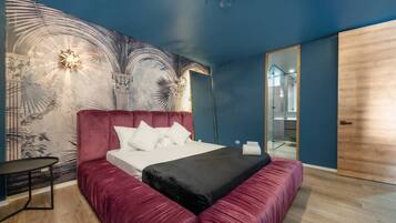 2 habitaciones, escritorio y tabla de planchar con plancha