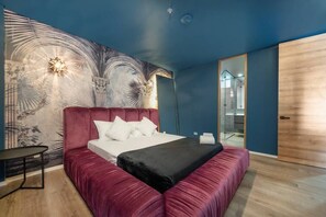 2 sovrum, skrivbord, strykjärn/strykbräda och resesäng