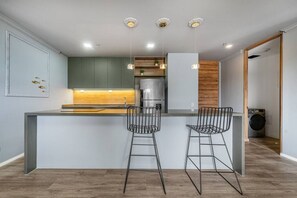 Réfrigérateur, four à micro-ondes, un four, surface de cuisson