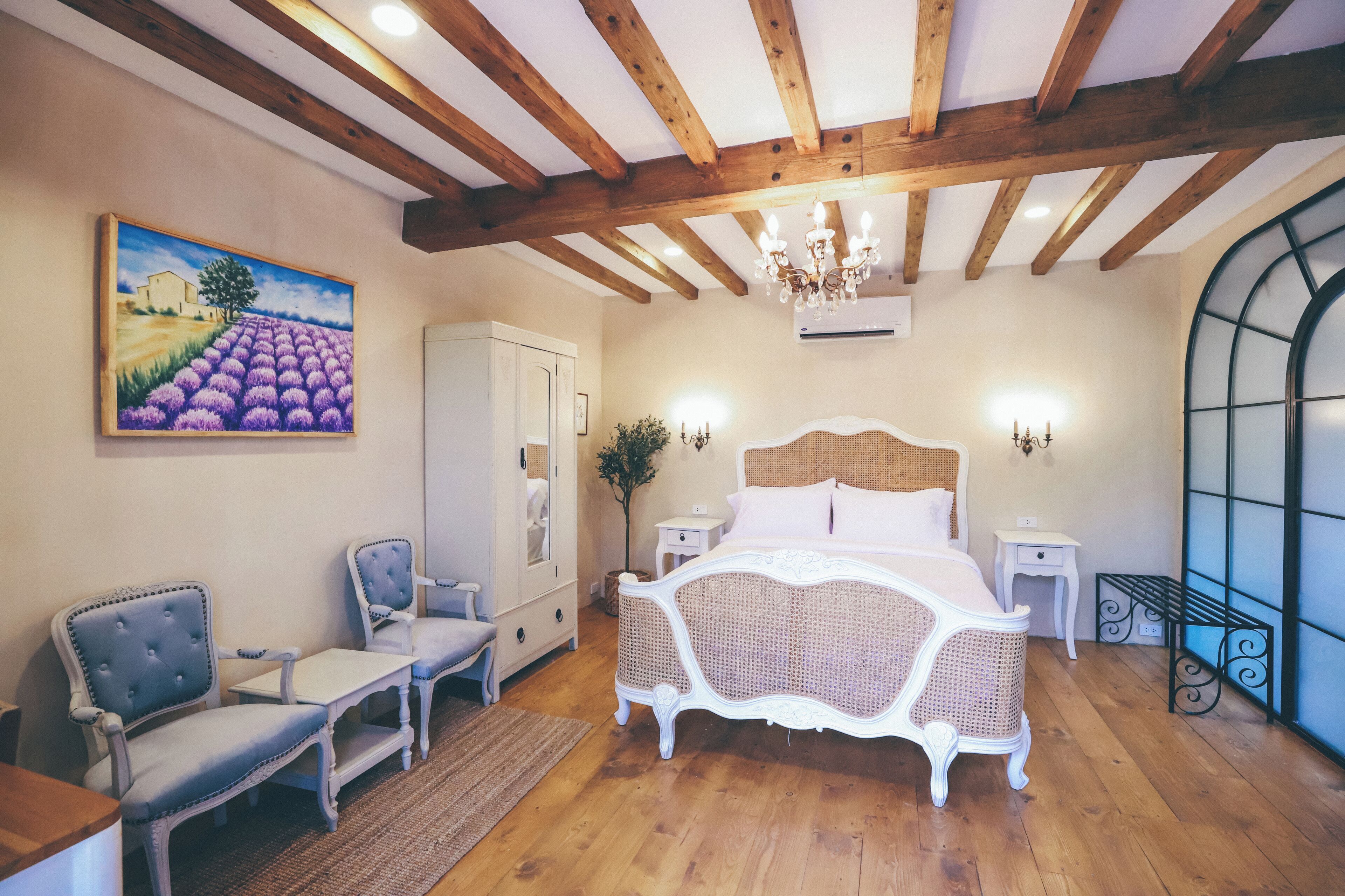 Minibar, in-room safe, desk, free WiFi