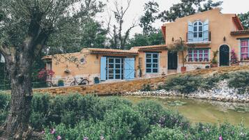 Minibar, in-room safe, desk, free WiFi