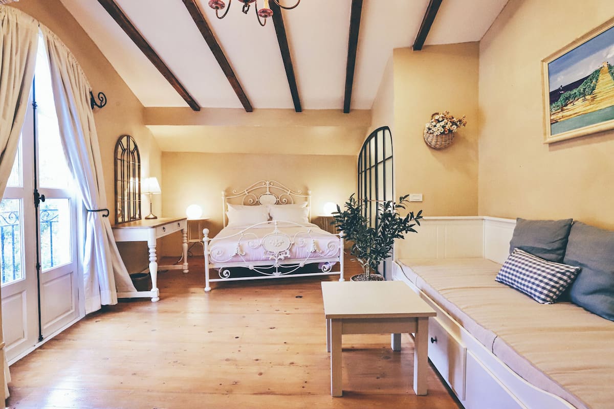 Minibar, in-room safe, desk, free WiFi