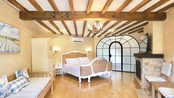 Bistro Standard | Minibar, in-room safe, desk, free WiFi