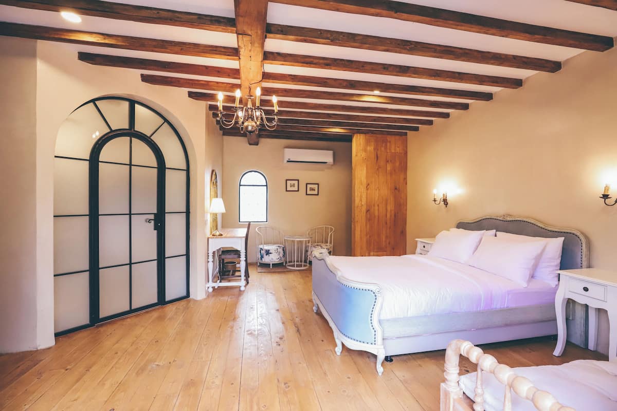 Minibar, in-room safe, desk, free WiFi