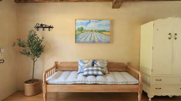 Bistro Standard | Minibar, in-room safe, desk, free WiFi