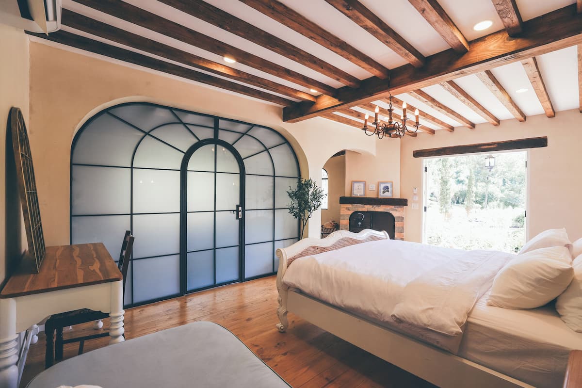 Minibar, in-room safe, desk, free WiFi