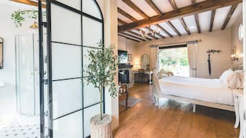 Dome Standard | Minibar, in-room safe, desk, free WiFi