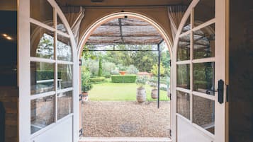 Garden Villa Superior | Minibar, in-room safe, desk, free WiFi