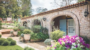 Dome Standard | Minibar, in-room safe, desk, free WiFi