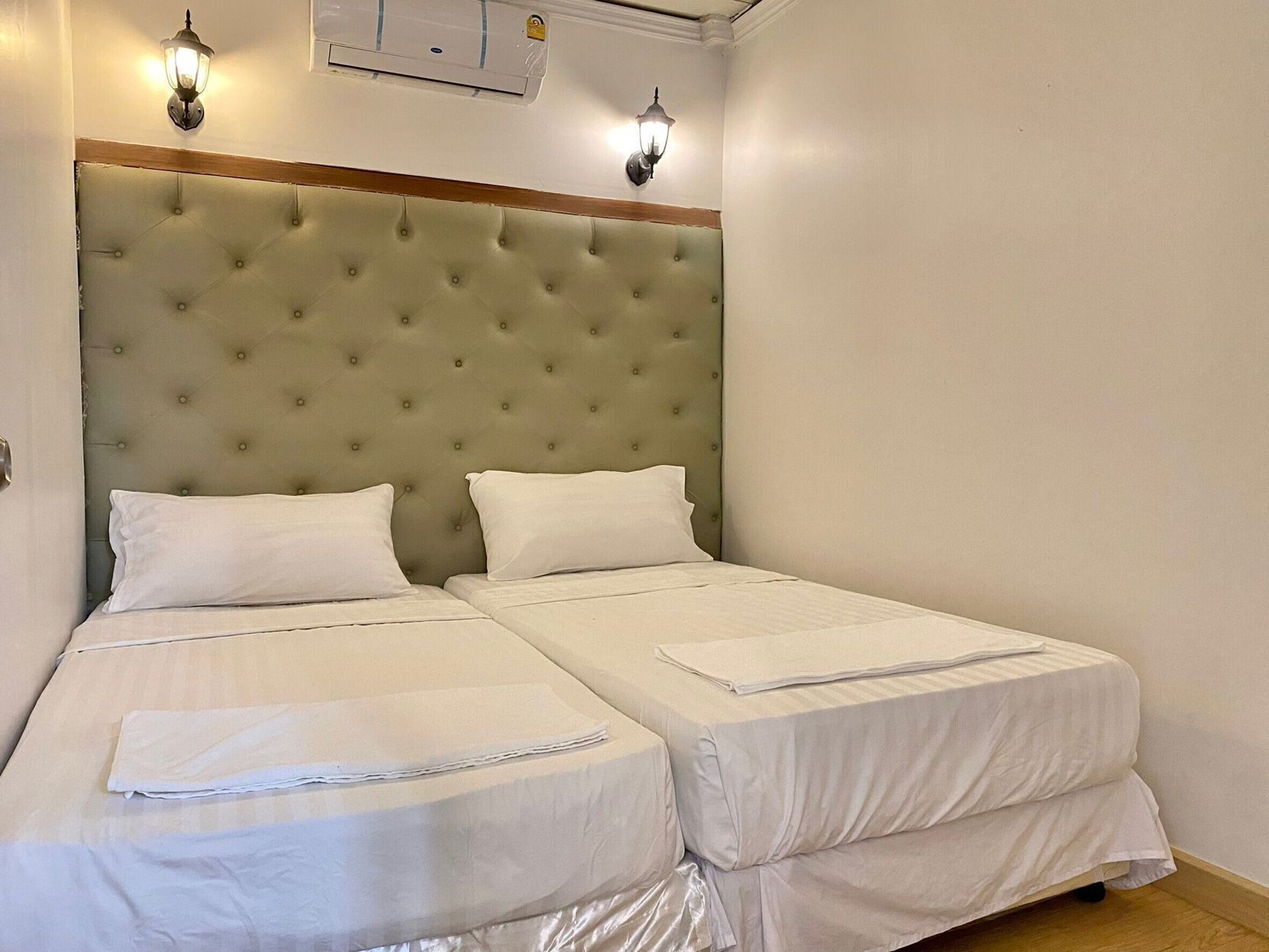 Muebles diferentes, wifi gratis y ropa de cama 