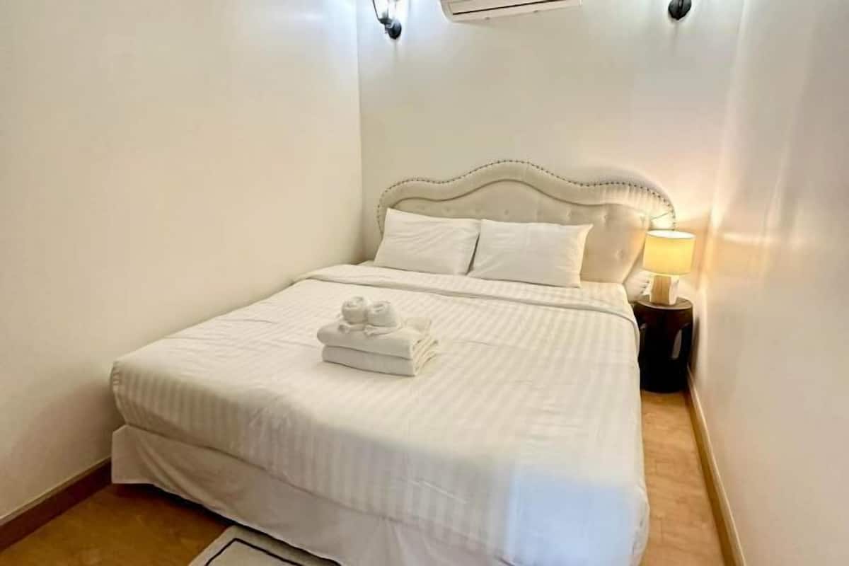 Wi-Fi gratuit, ameublement personnalisé, draps fournis