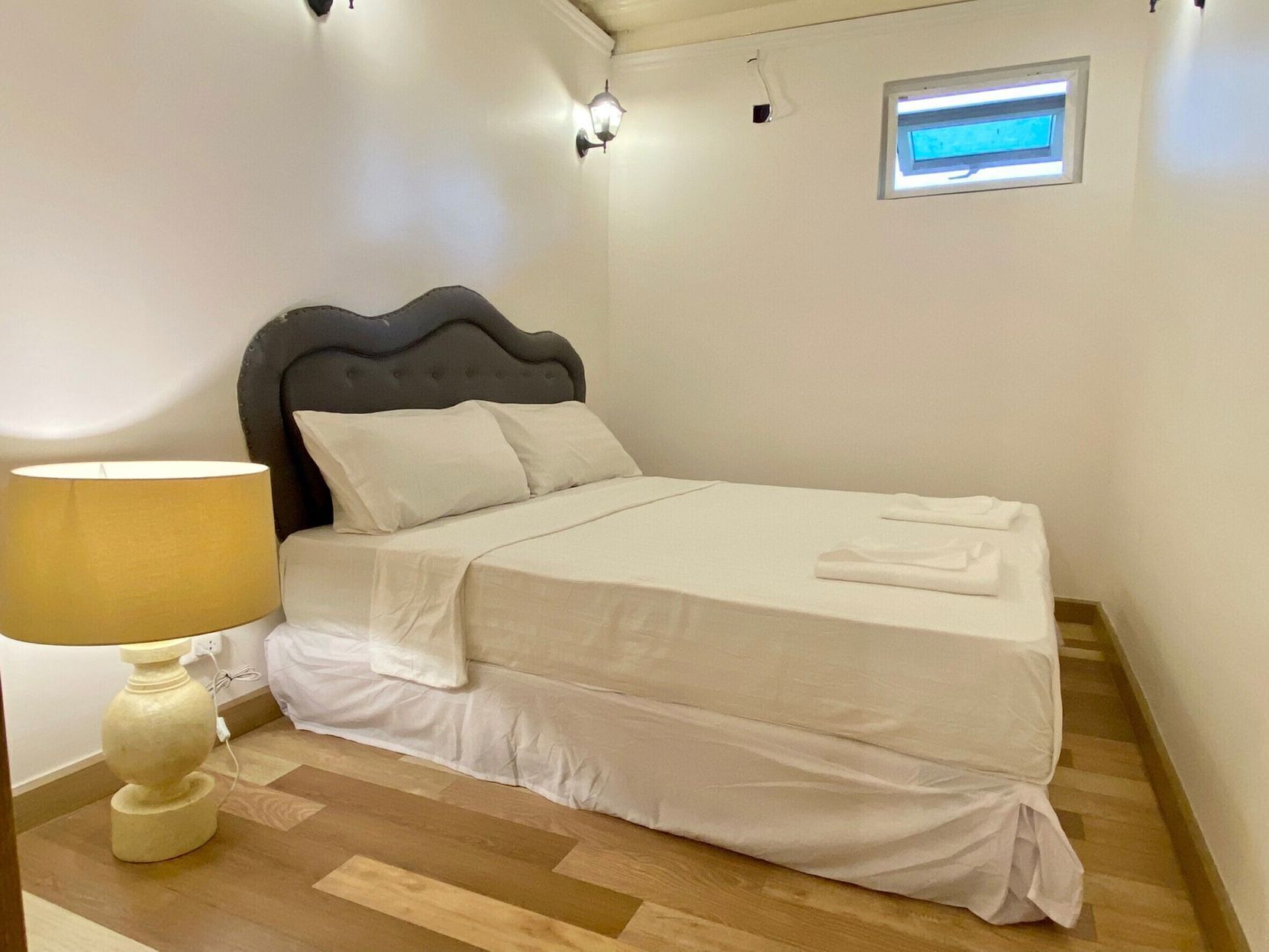 Muebles diferentes, wifi gratis y ropa de cama 