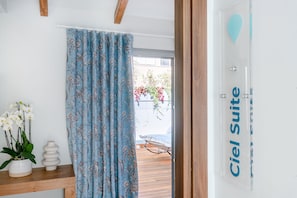 Estudi en suite executiu, terrassa | Llençols de cotó egipci i roba de llit d'alta qualitat