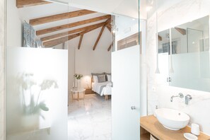Egyptian cotton sheets, premium bedding, memory-foam beds, in-room safe - Ciel Suites Athens (Athens)