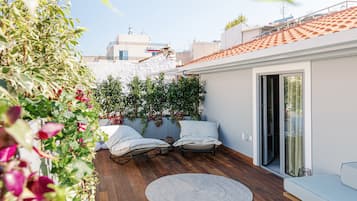 Executive Studio Suite, Terrace | Egyptian cotton sheets, premium bedding, memory foam beds, in-room safe