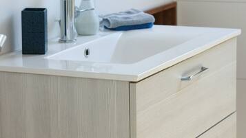 Ensemble douche/baignoire, sĂšche-cheveux, serviettes fournies, savon