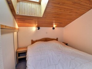 1 bedroom, bed sheets