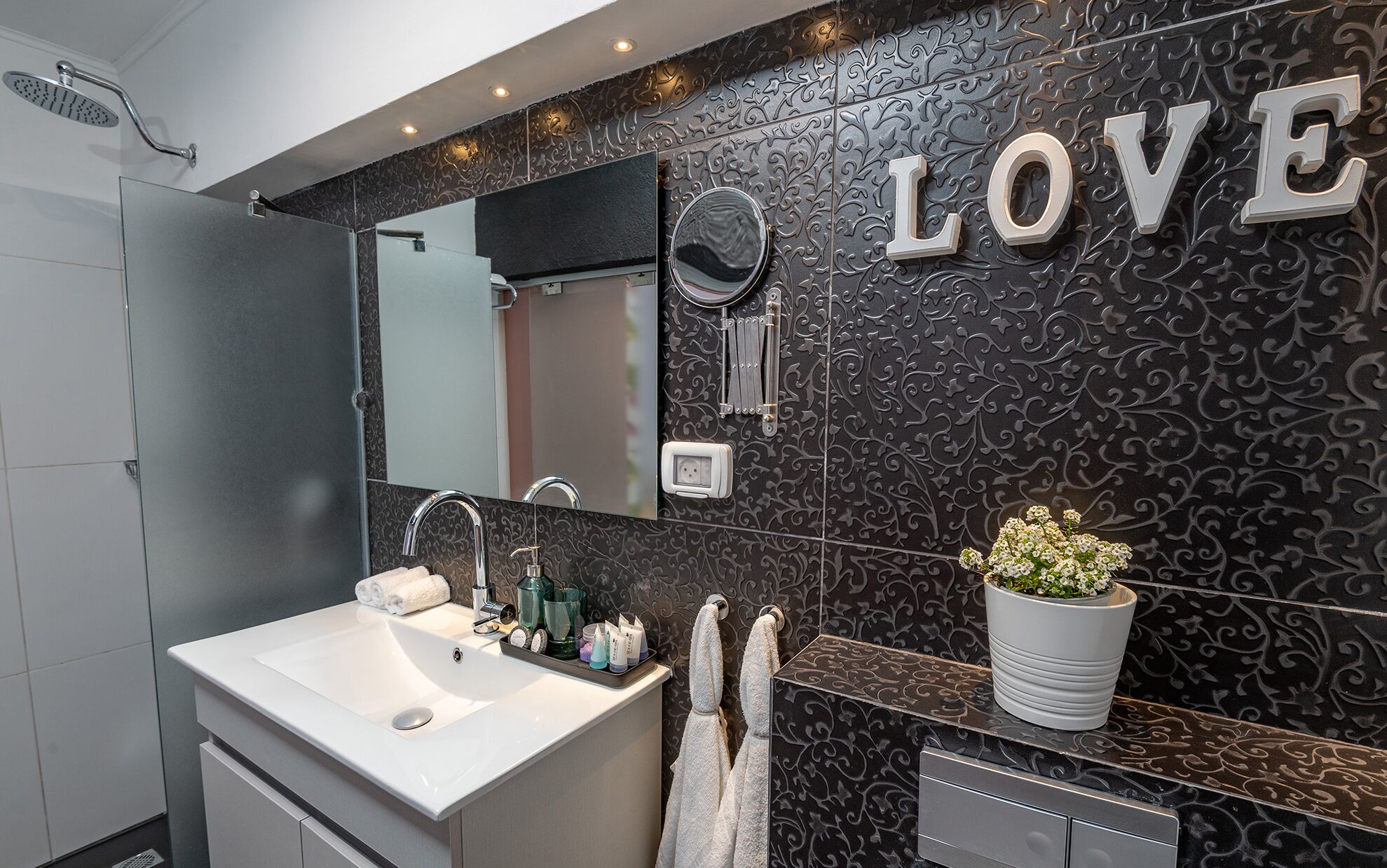 Amenidades de baño gratuitas, secadora de cabello, toallas, jabón 