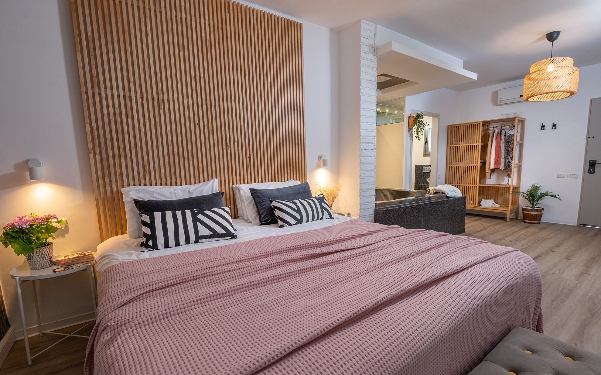 Iron/ironing board, free WiFi, bed sheets