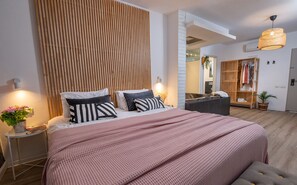 Iron/ironing board, free WiFi, bed sheets