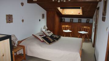 1 quarto, ferros/tåbuas de passar roupa, berço de viagem