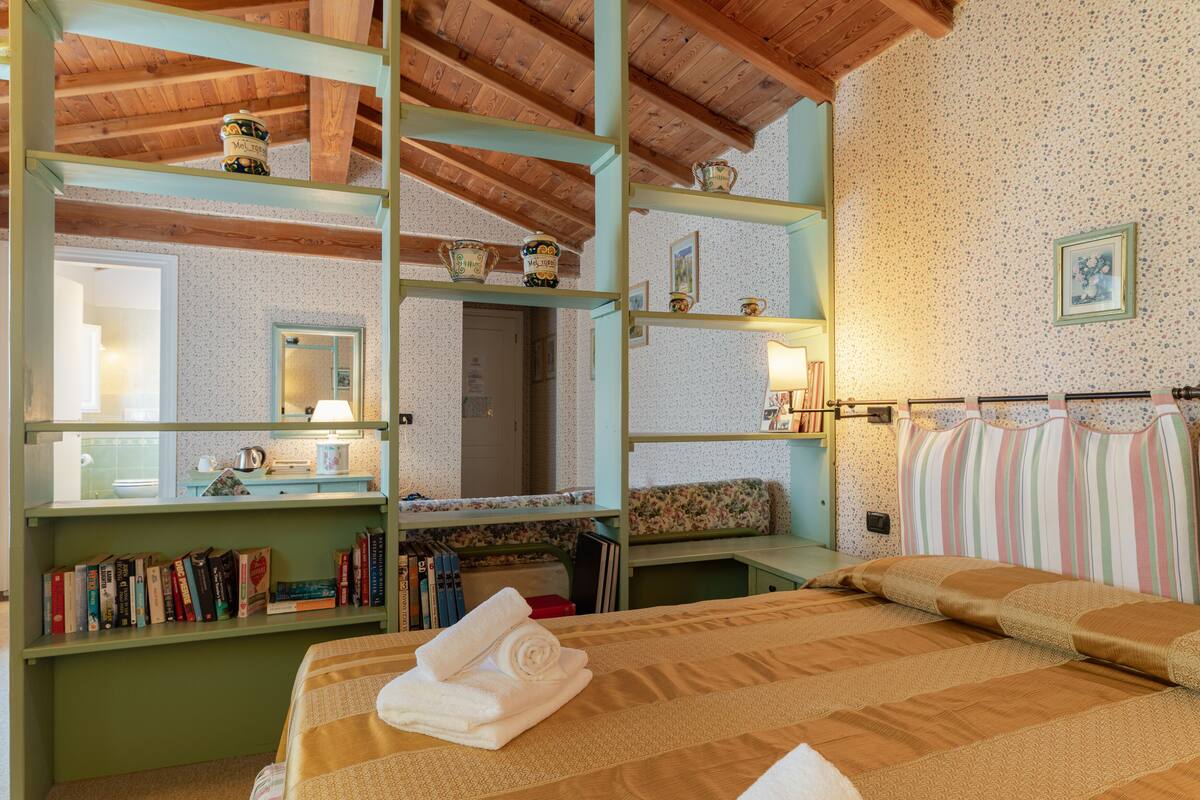 Junior Studio Suite | Premium bedding, down comforters, in-room safe, WiFi (free)