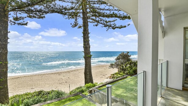 A balcony with a view of a beach and ocean. - Beachside at The Entrance (The Entrance)